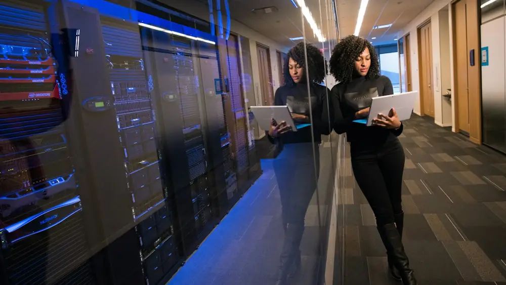 Profesional trabajando en un centro de datos