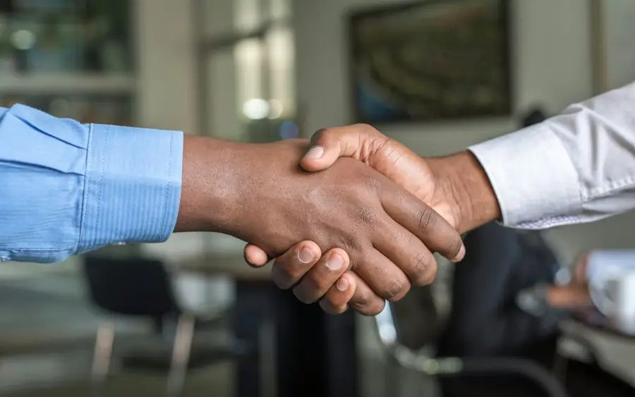 Apretón de manos entre socios comerciales